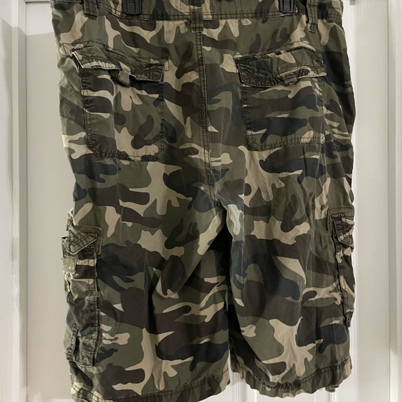 Company Eight One Men's Cargo shorts size 42 gently worn - Picture 5 of 5